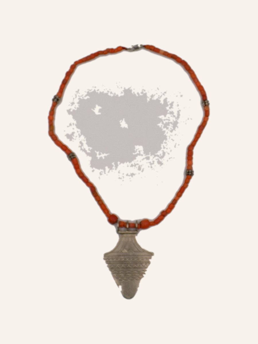 Collier de corail à pendentif touareg