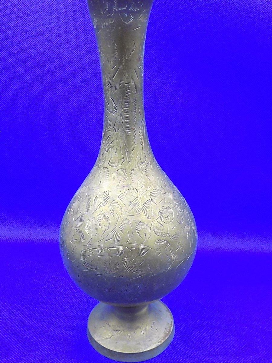 Vase soliflore en étain gravé