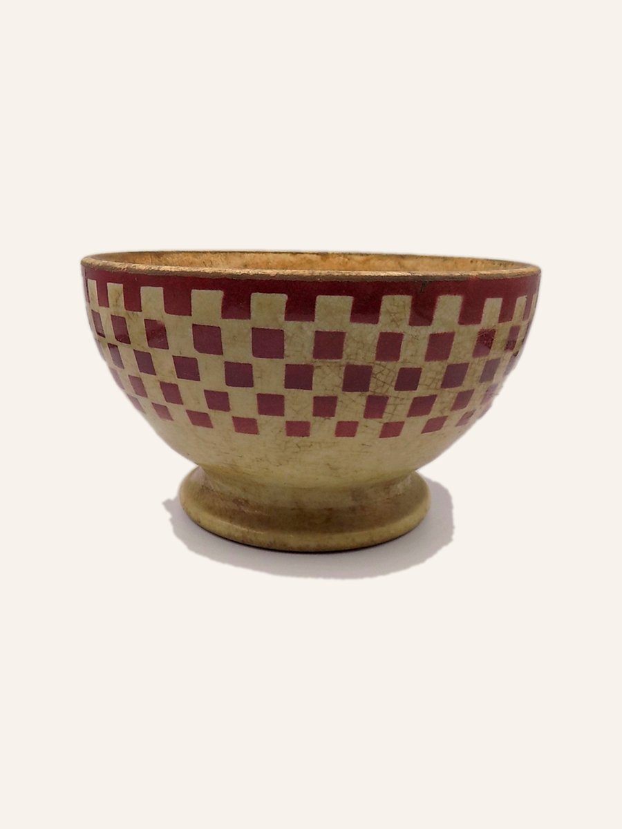 Bowl with garnet chequer pattern