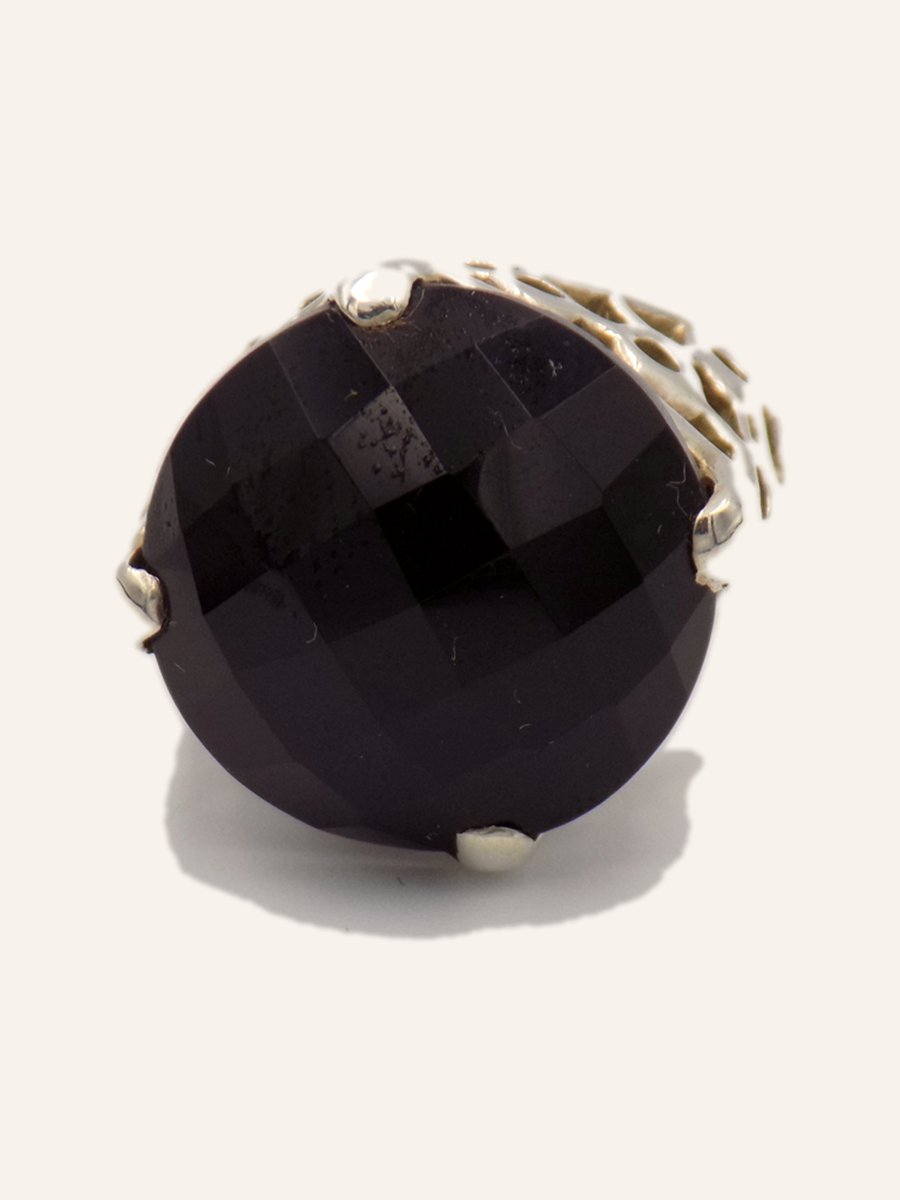 Bague chevalière à large onyx facetté