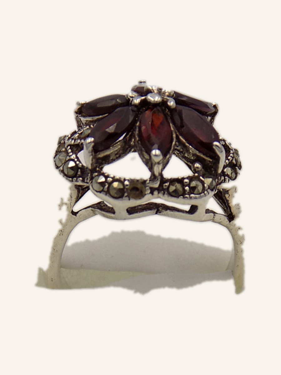 Bague ajourée à grenats sur monture haute
