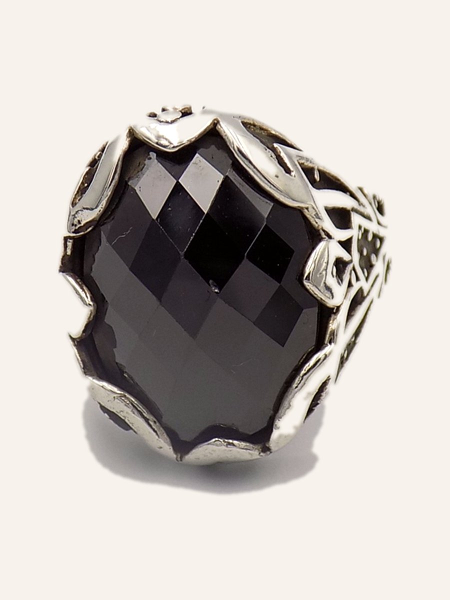Ring with shield-cut onyx
