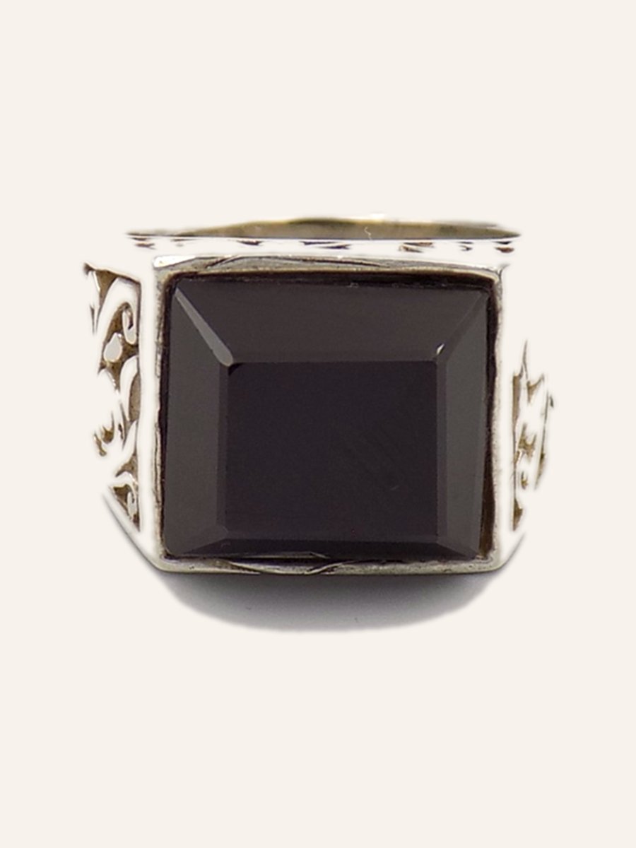 Chased ring, emerald-cut onyx