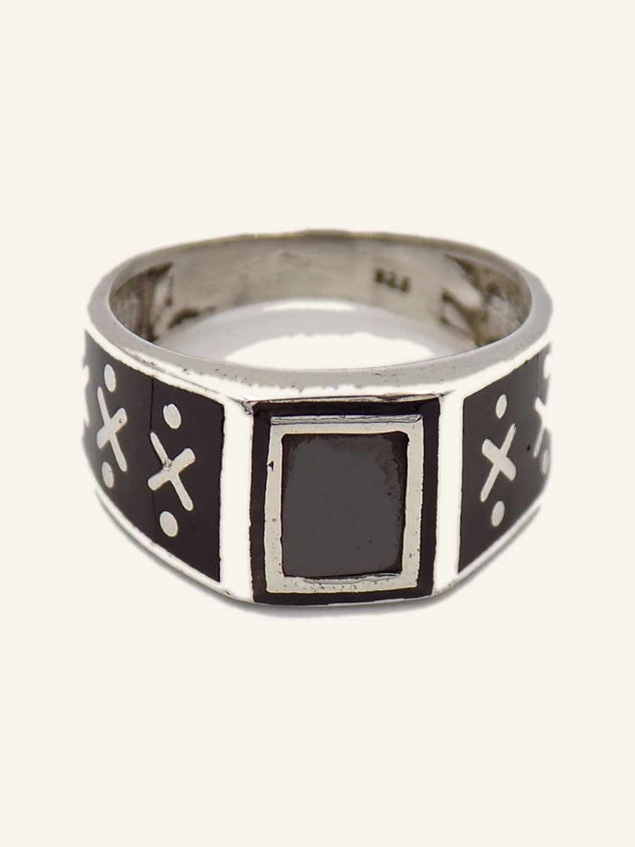Square ring with onyx and lattice