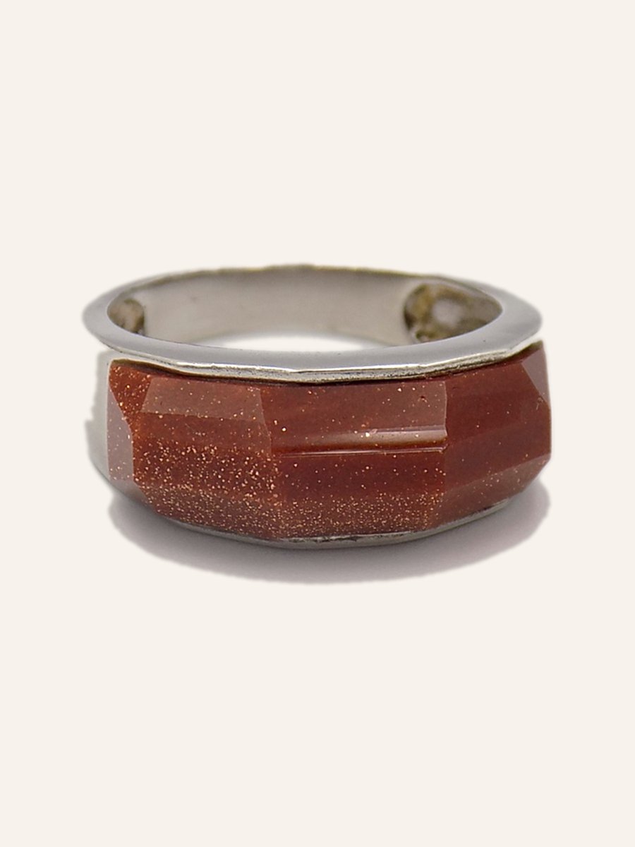 Ring with rectangular onyx on a granulated ground