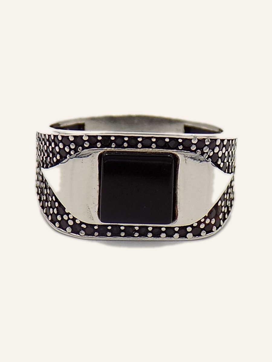 Ring with onyx and granulated shoulders