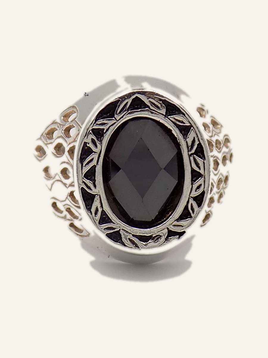 Ring with oval onyx and cut-out setting