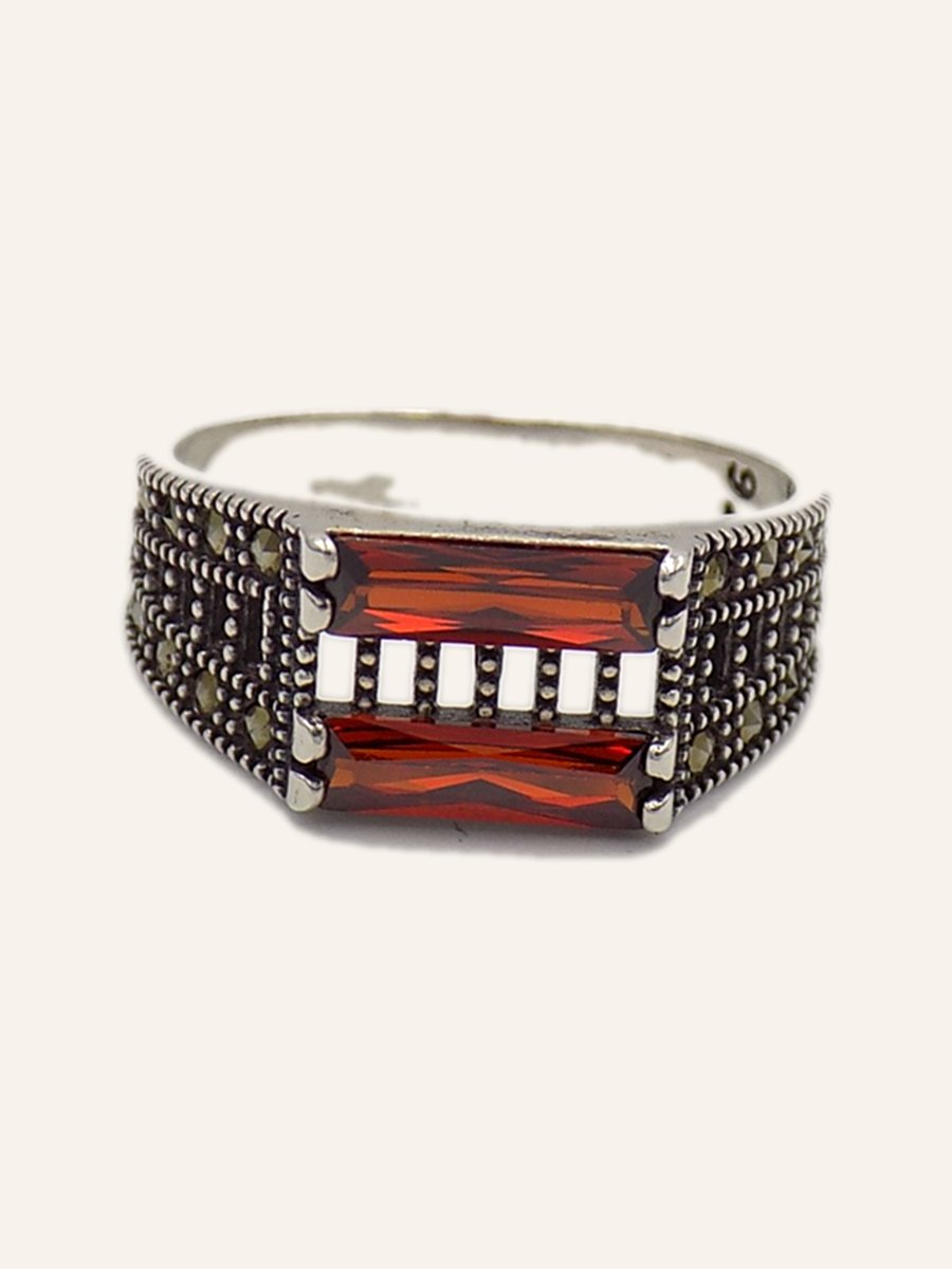 Ring with three baguette garnets