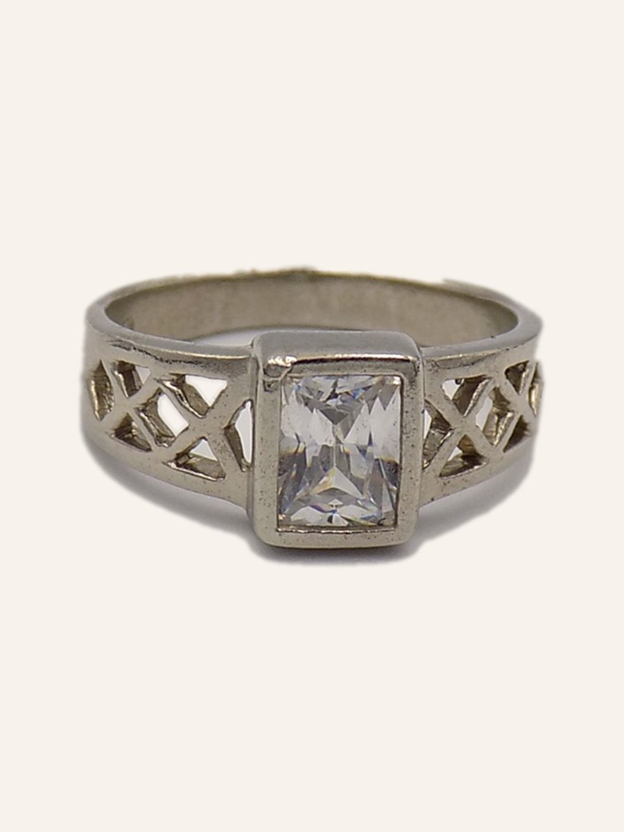 Ring with white cubic zirconia and openwork lattice