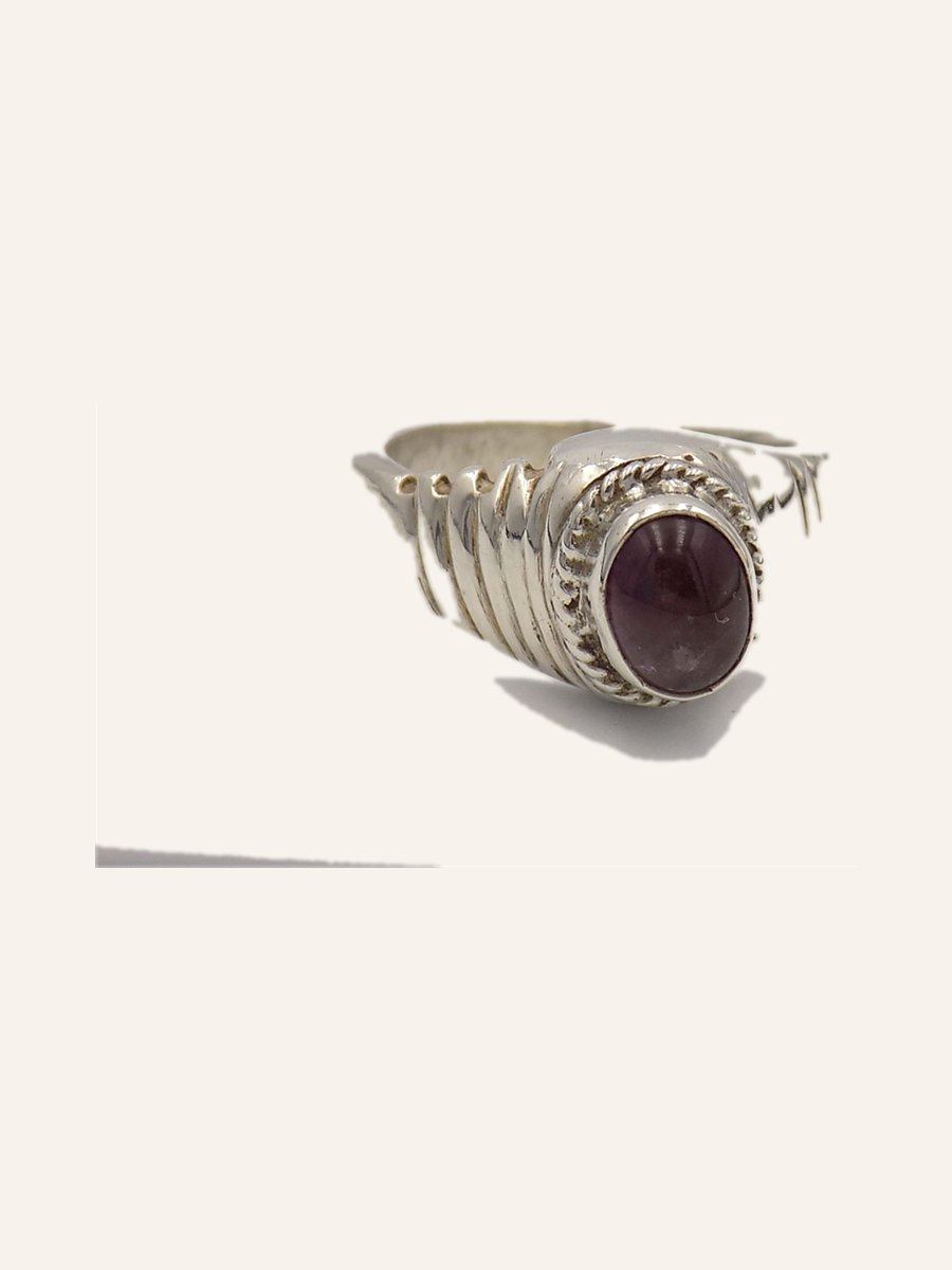 Ring with amethyst and gadrooned shoulders