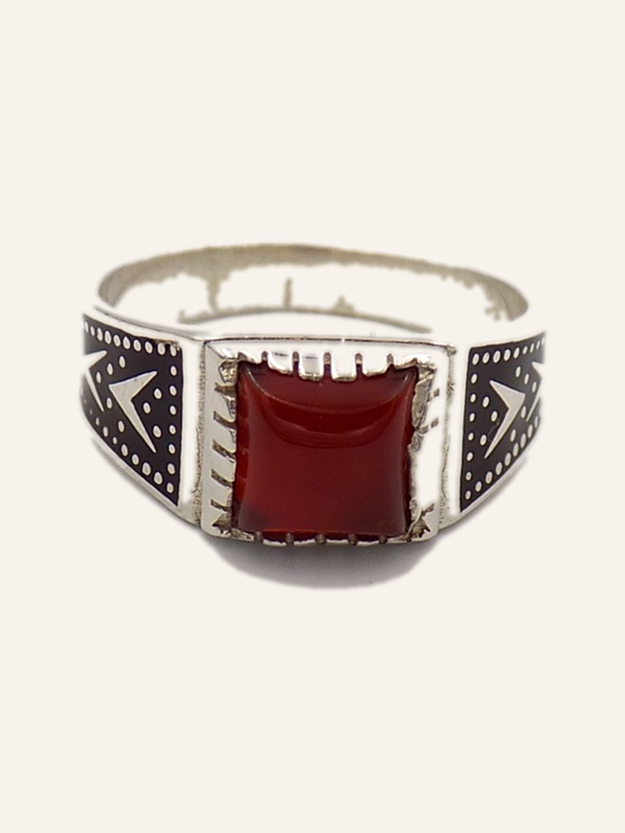 Ring with carnelian and engraved triangles