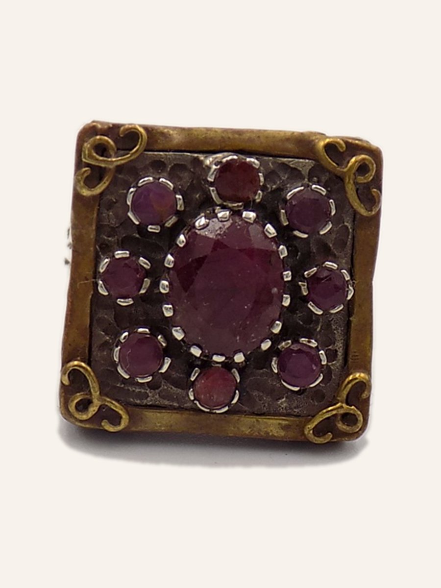 Square ring with red stones on a gilt ground