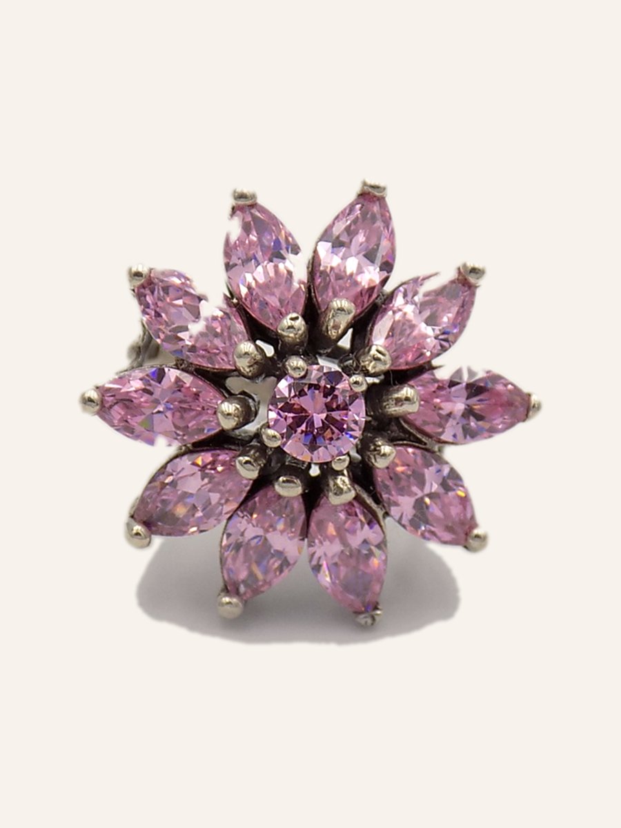 Flower ring with pink petals
