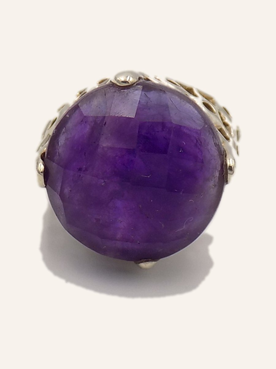 Ring with domed round amethyst