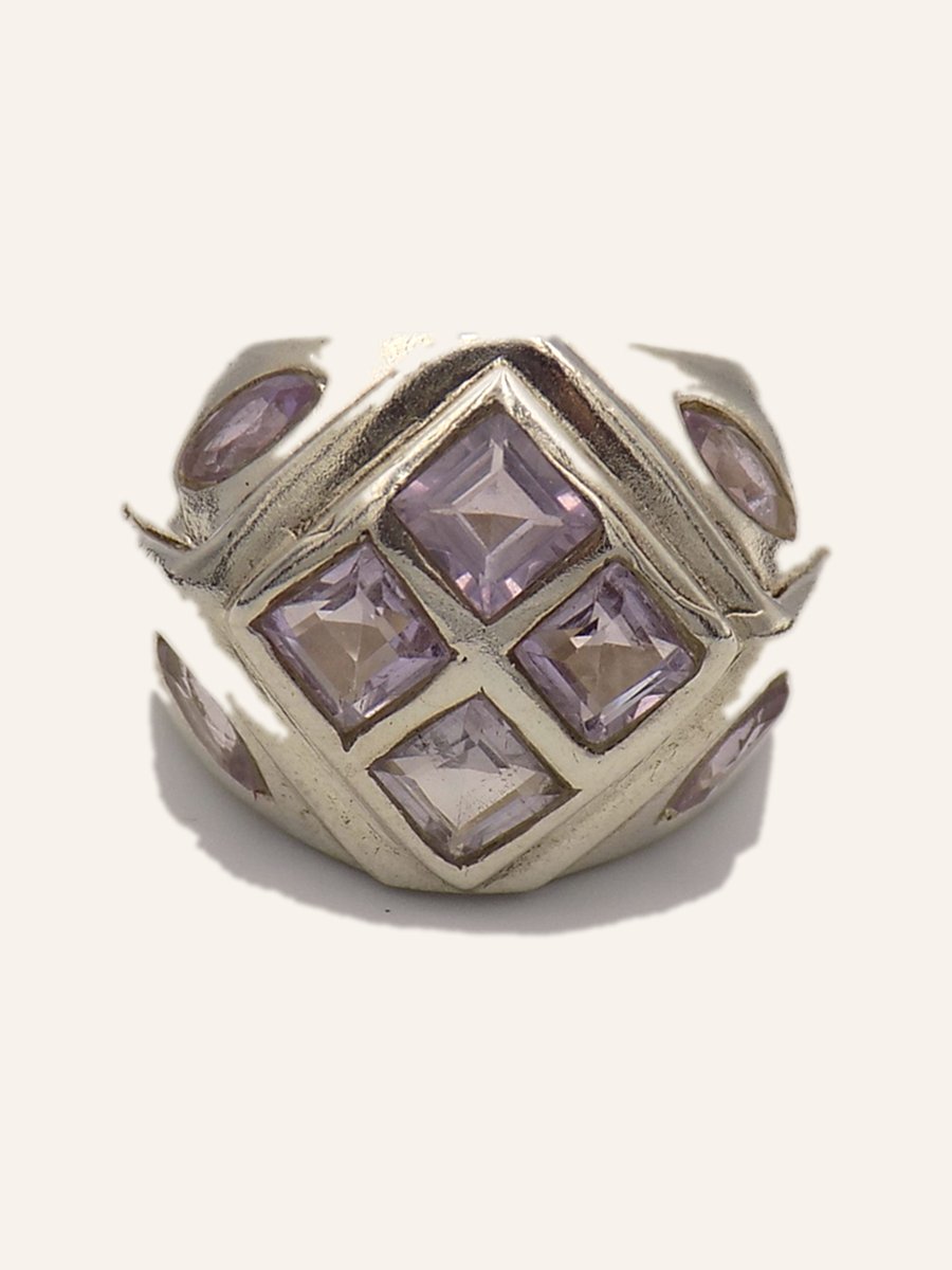 Ring with amethysts in a chequer pattern