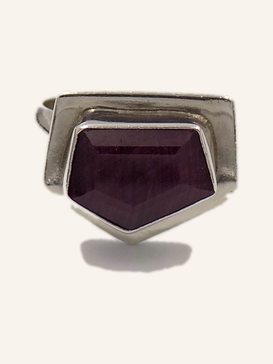 Shield ring with faceted amethyst
