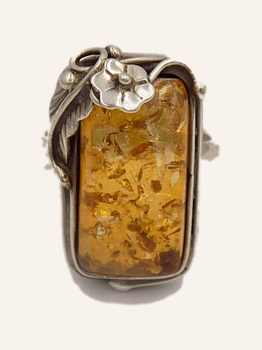 Rectangular ring with amber and silver flower
