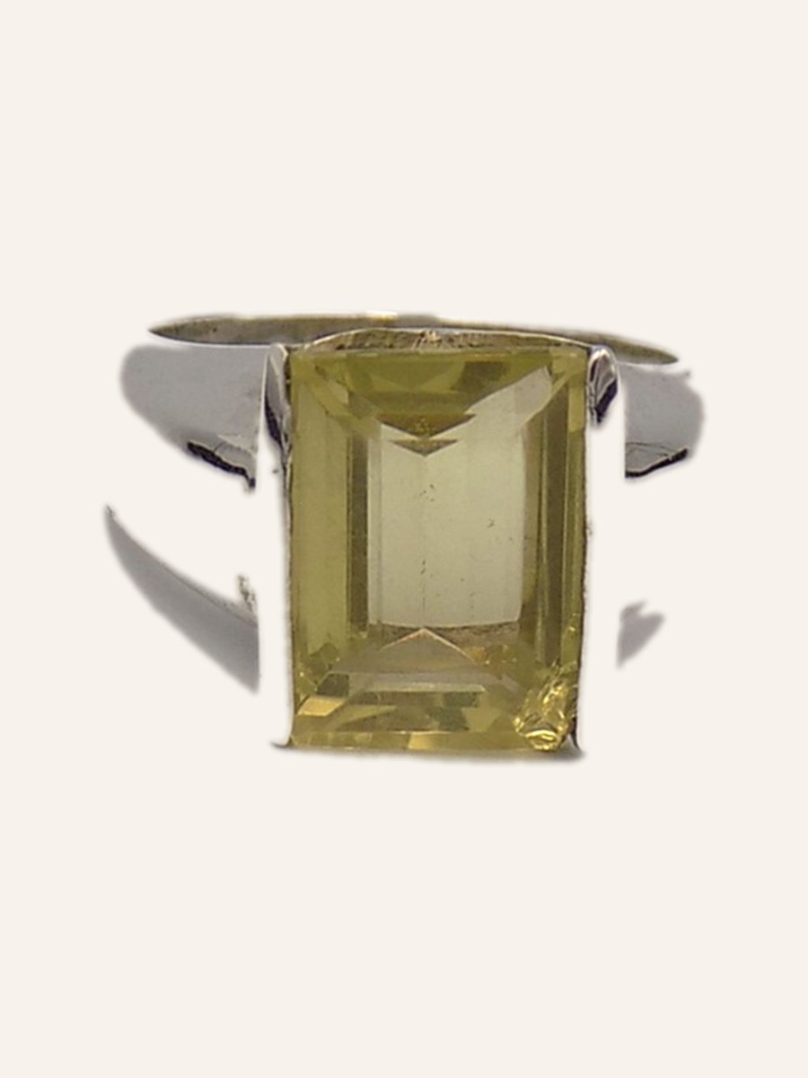 Ring with lemon quartz on a plain setting