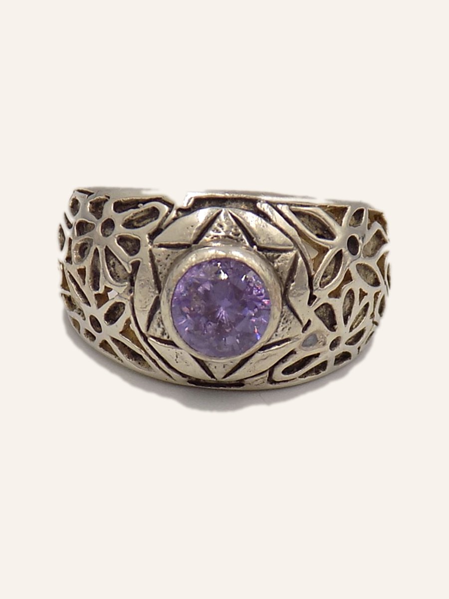 Openwork ring with round amethyst