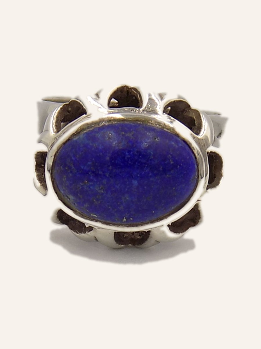 Ring with oval lapis lazuli
