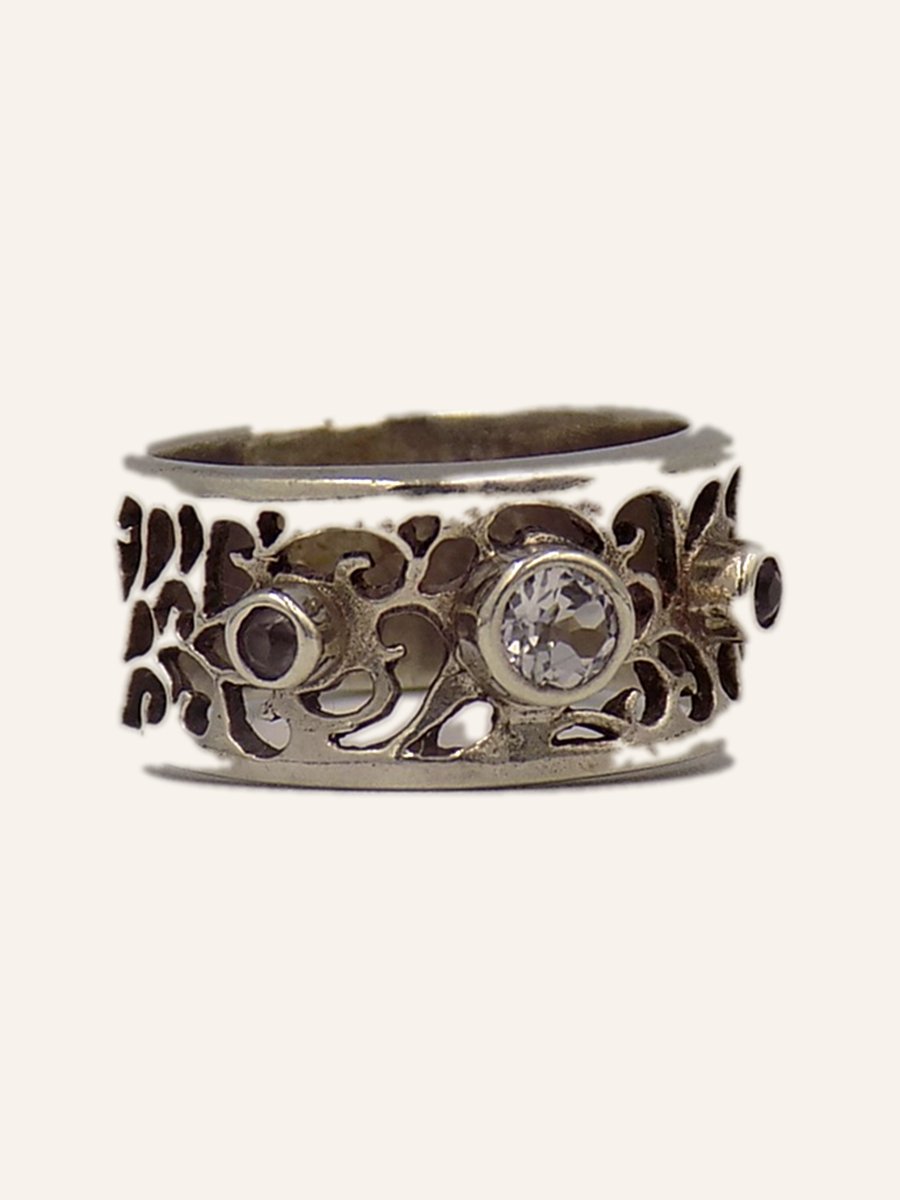 Openwork band ring with three stones