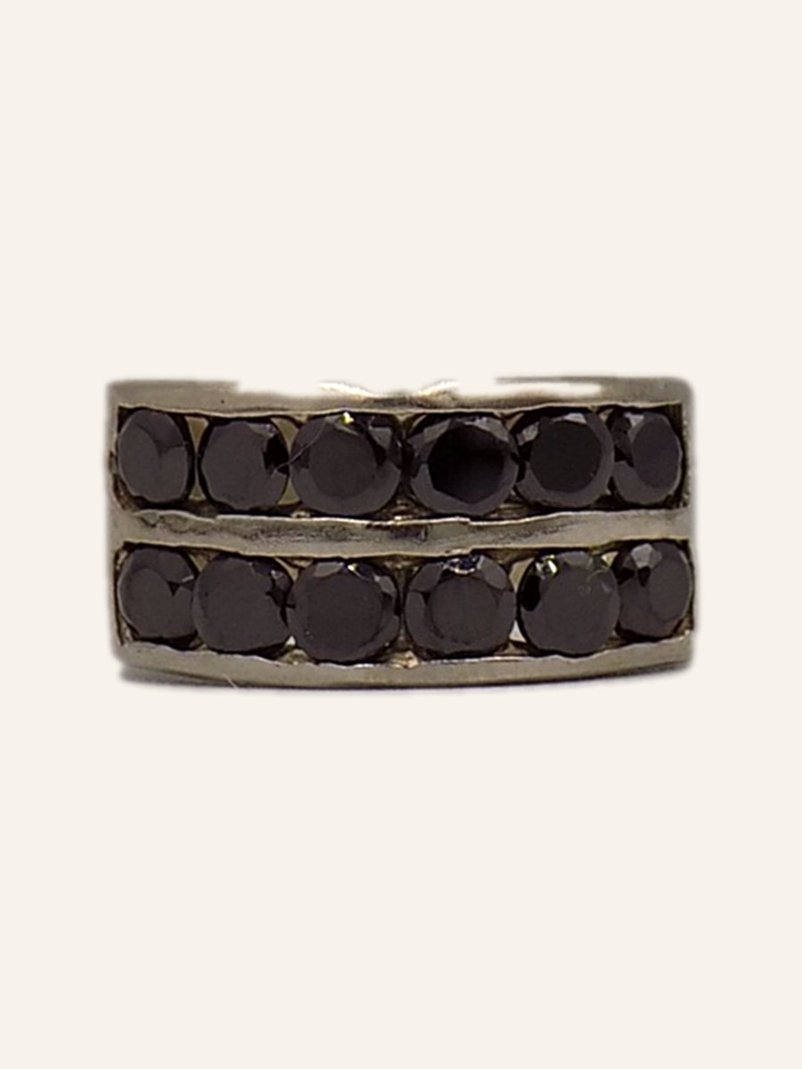 Band ring with two rows of onyx