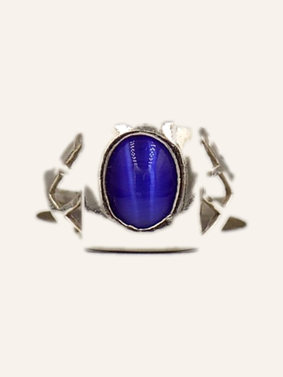 Ring with blue cat's eye cabochon