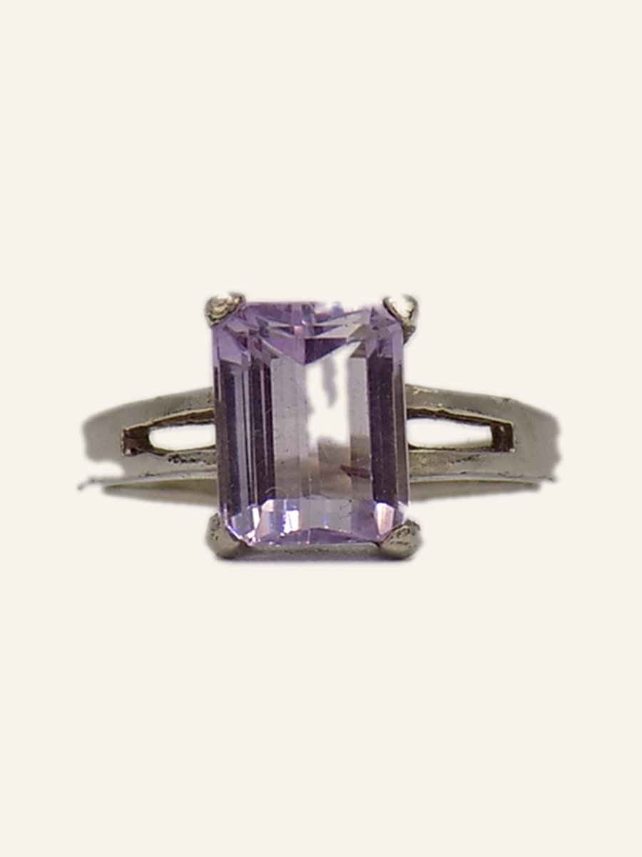 Ring with emerald-cut amethyst