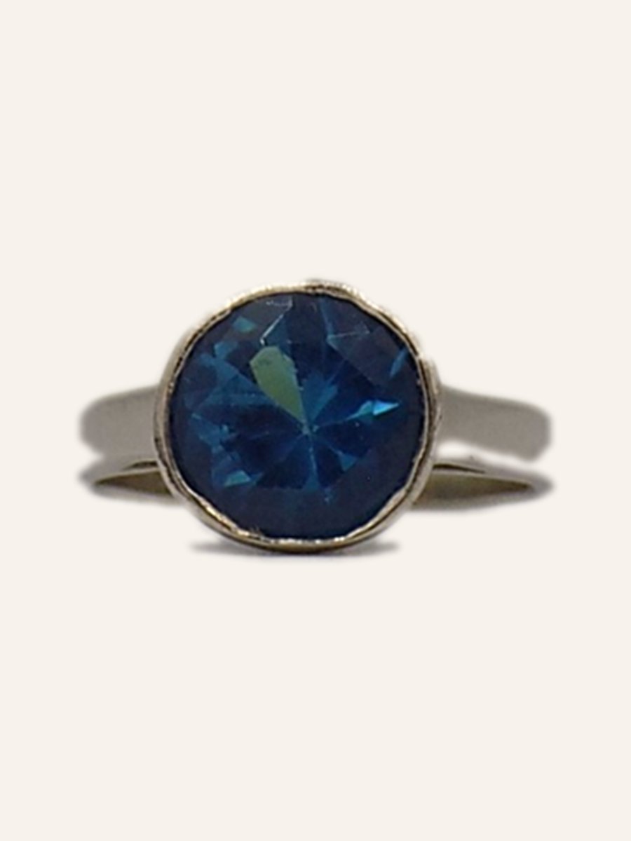 Solitaire ring with deep blue cubic zirconia