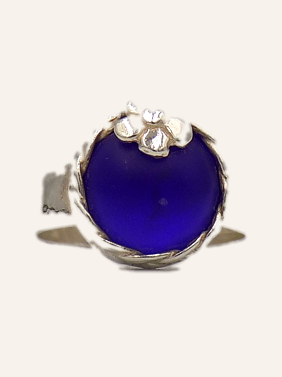 Ring with royal blue cabochon