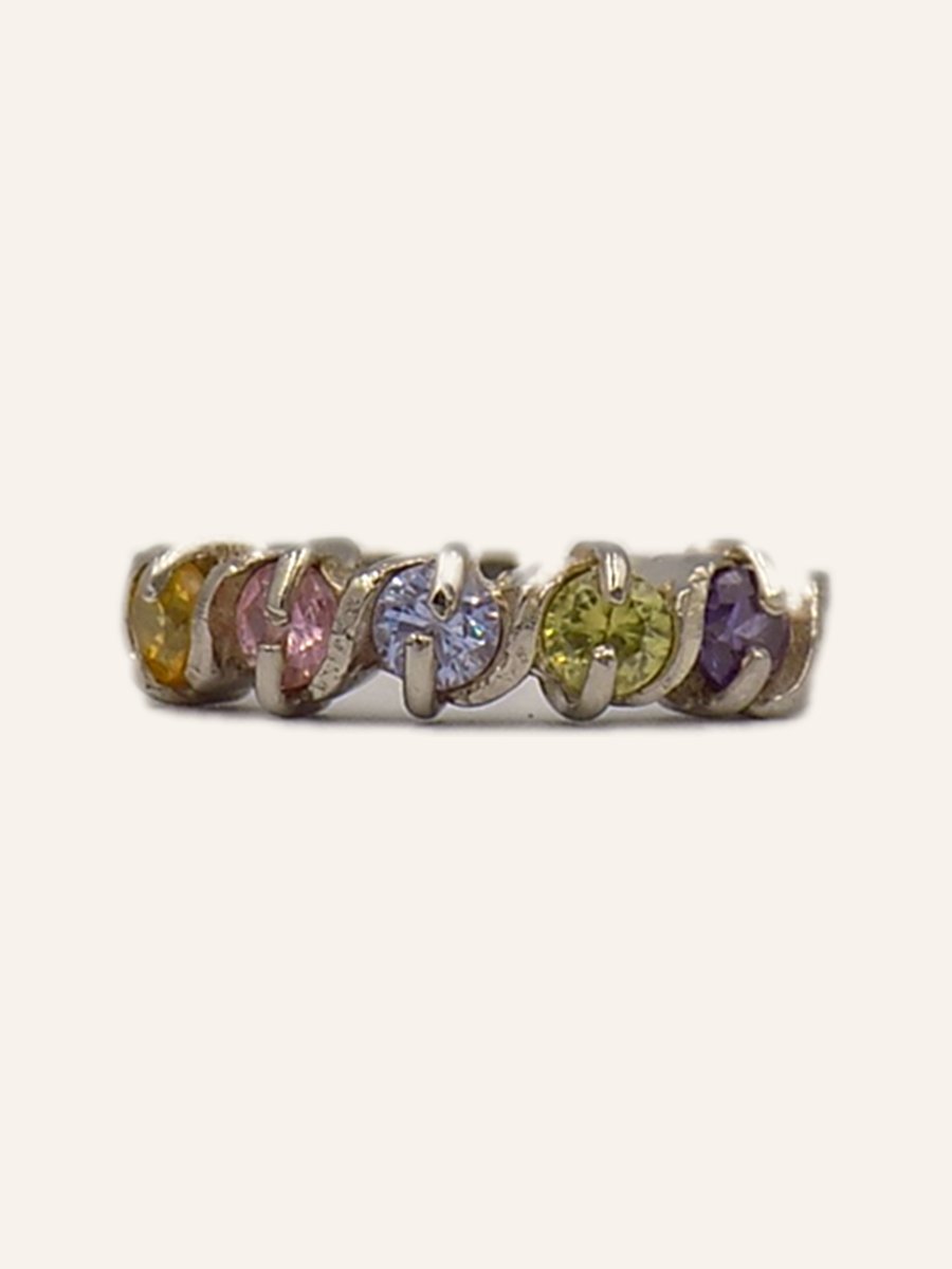 Wedding band with multicoloured stones