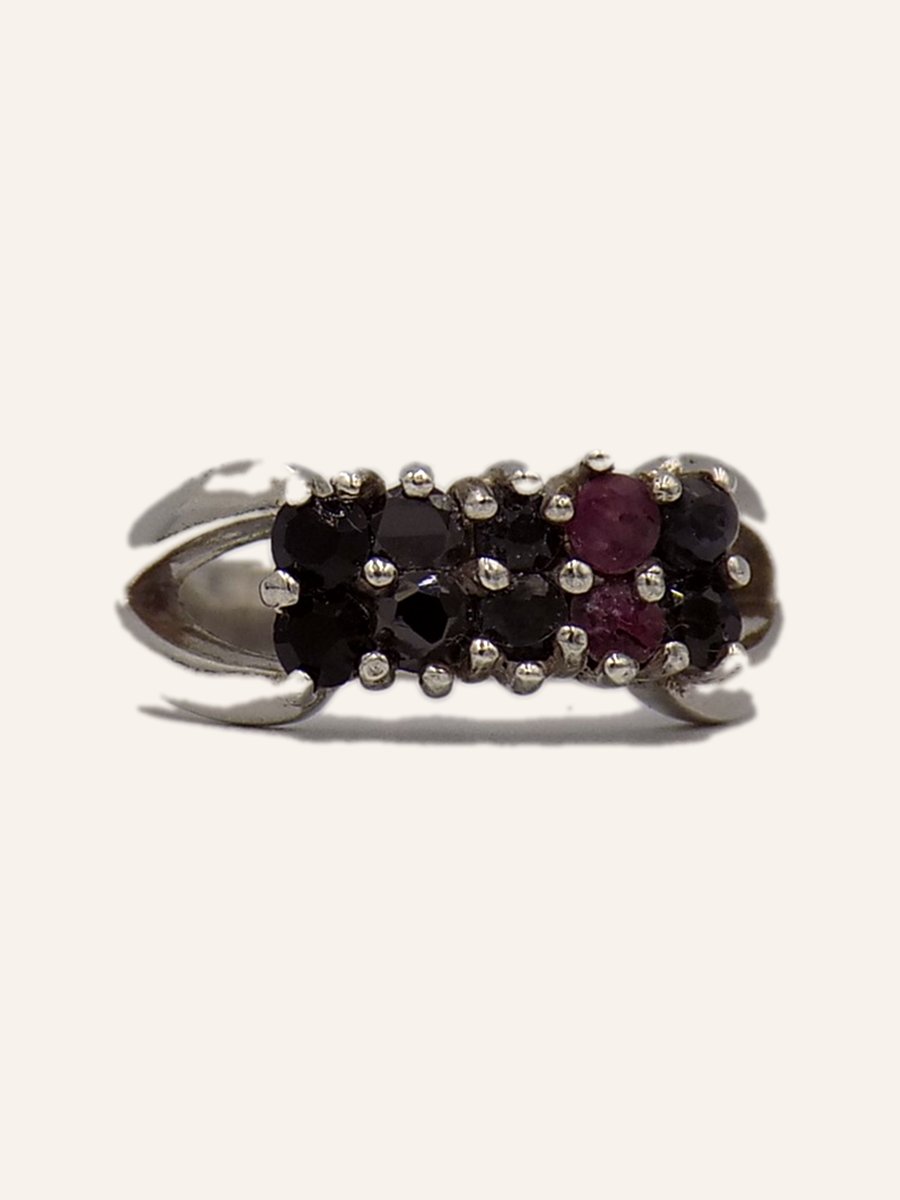 Band ring with a row of garnets