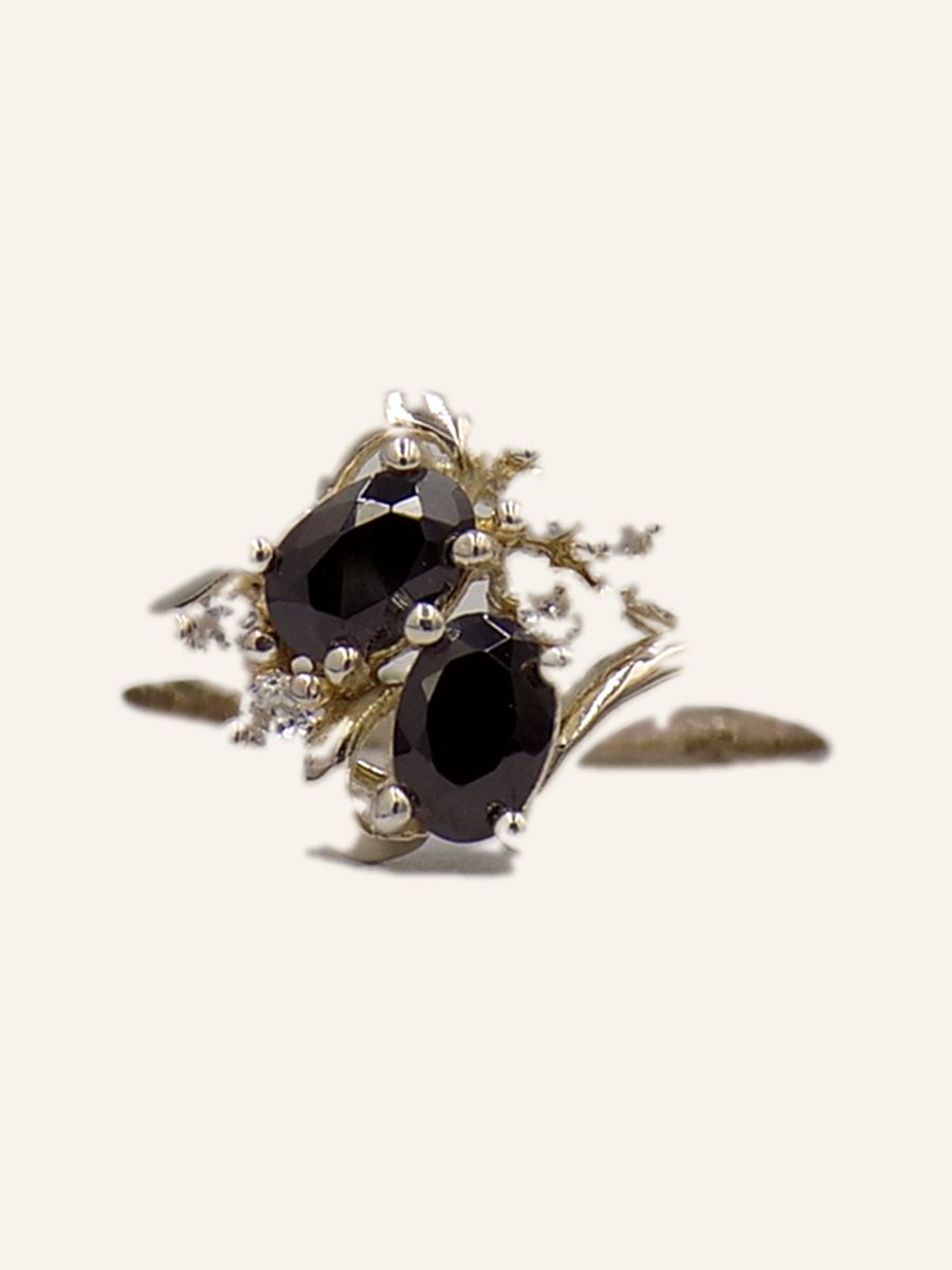 Ring with onyx and silver twigs