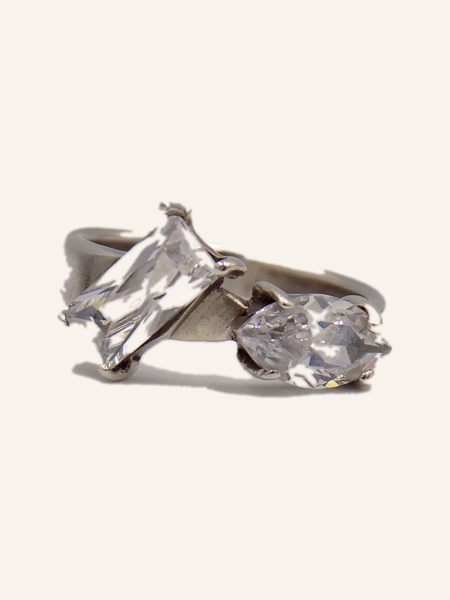 Crossover ring with cut cubic zirconia