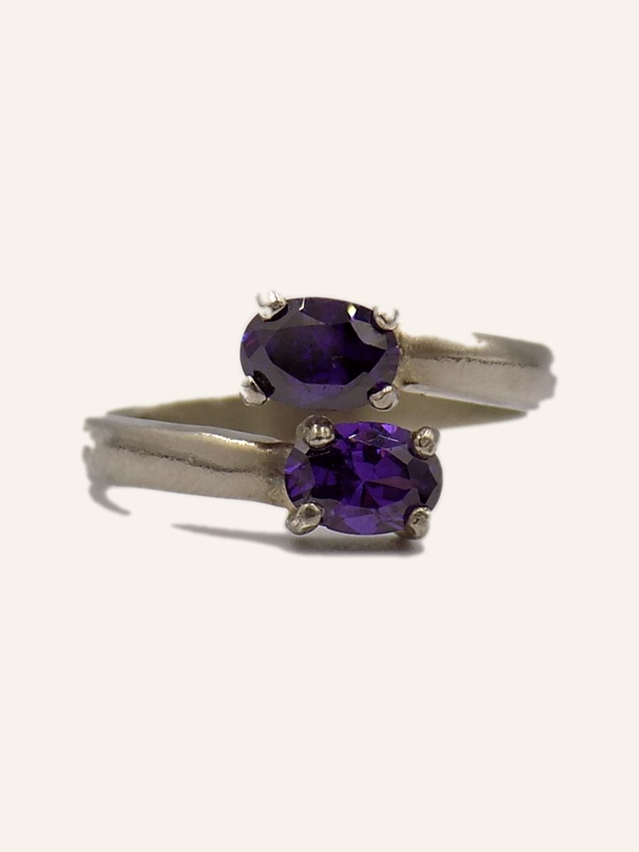 Ring with two amethysts