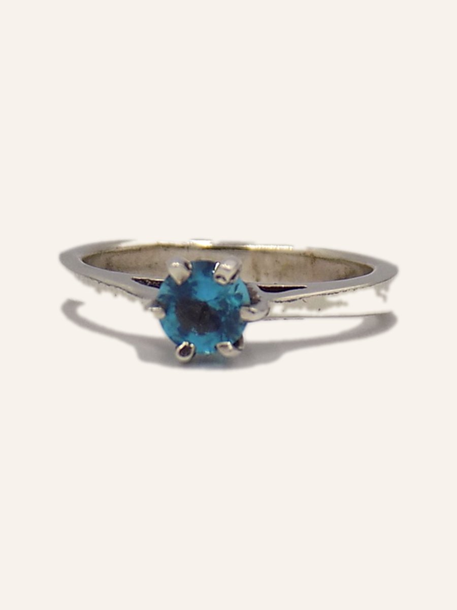 Solitaire ring with blue topaz