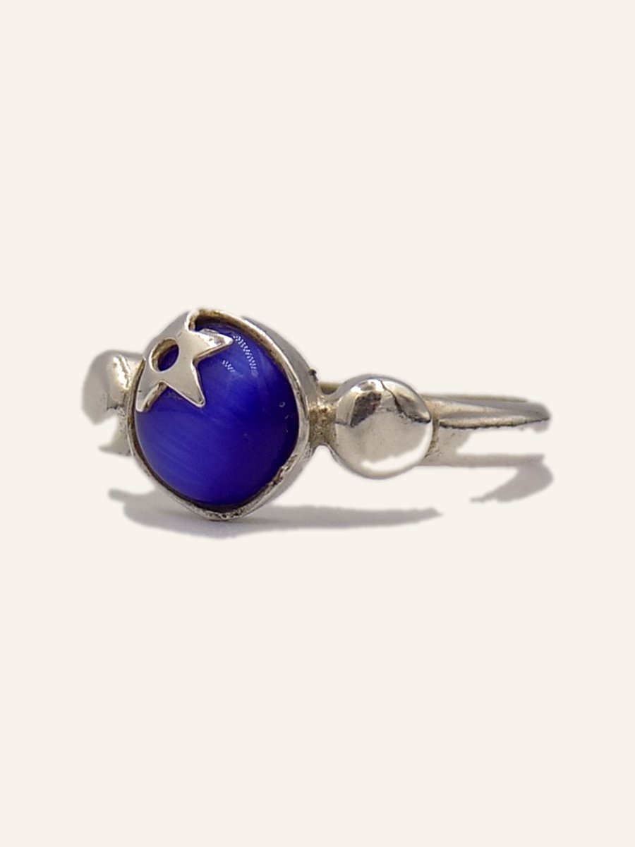 Ring with midnight blue cabochon