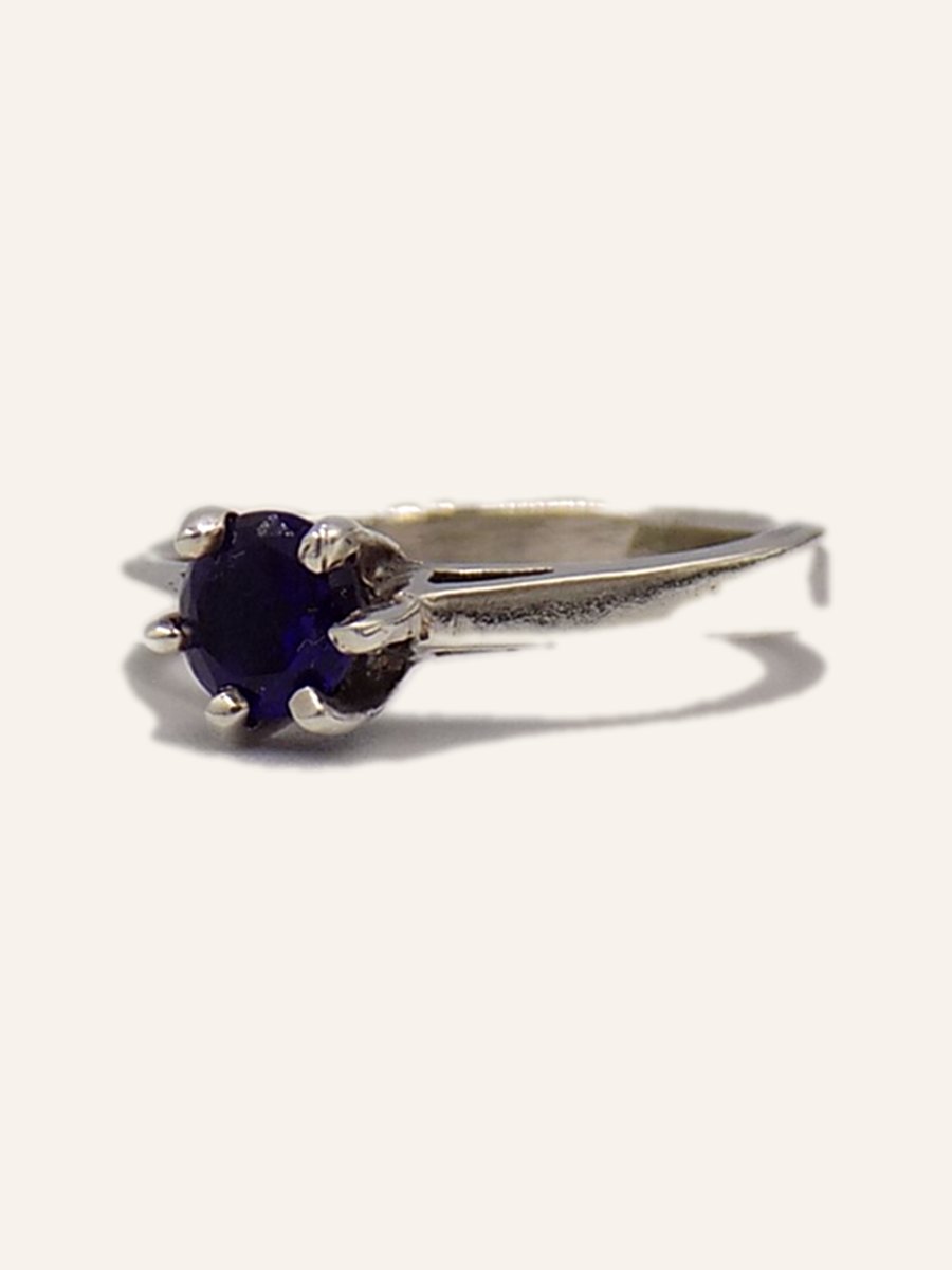 Solitaire ring with synthetic sapphire