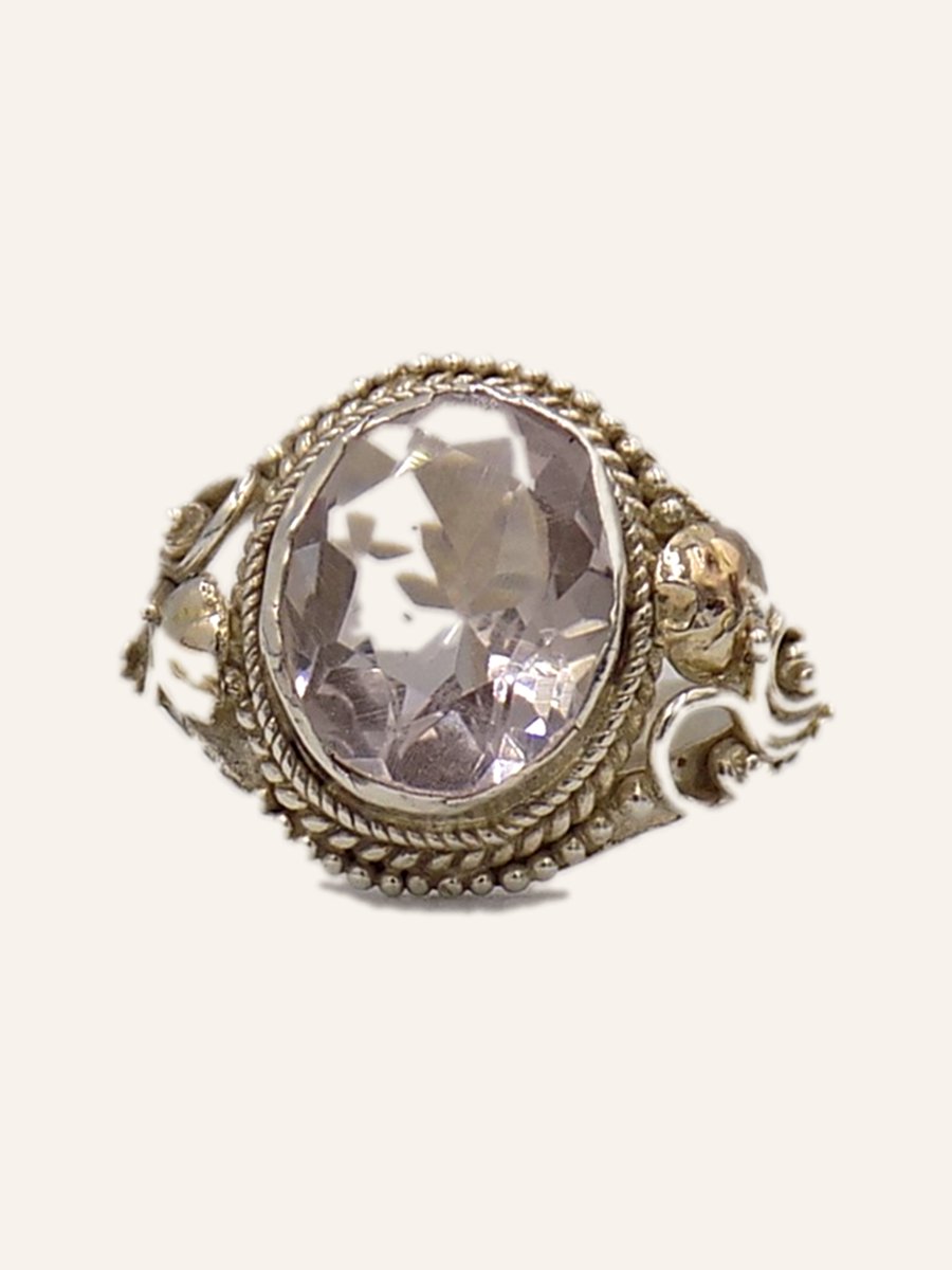 Oval ring with pale amethyst and gilt frame