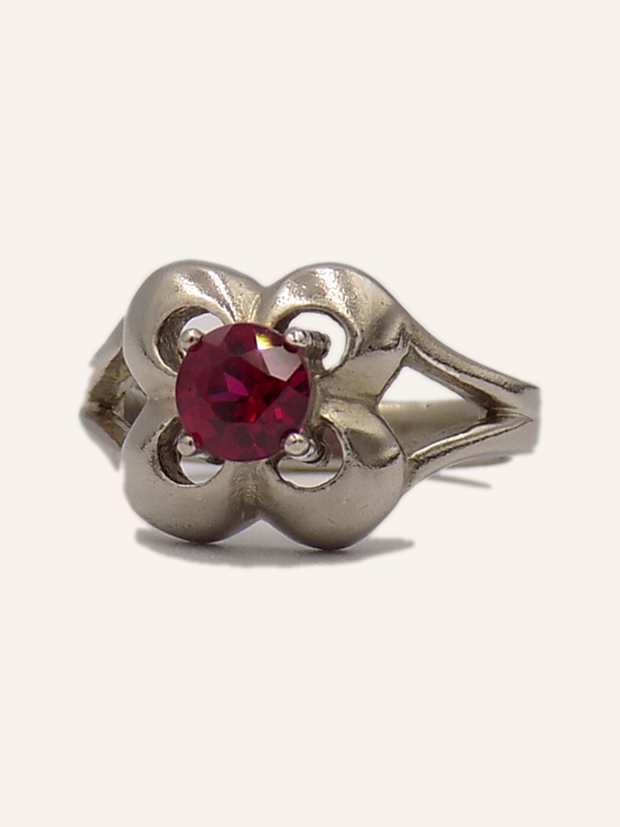 Clover ring with red stone