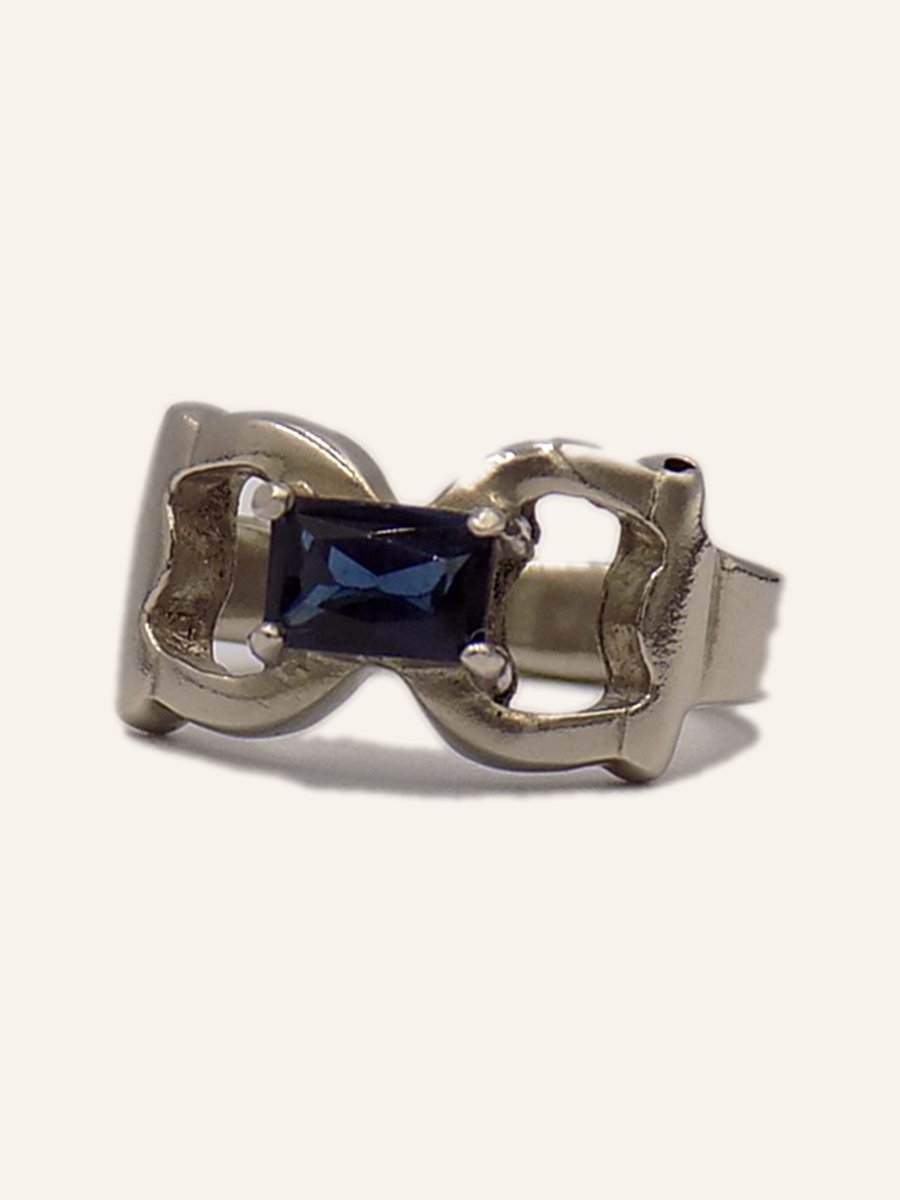 Bague à pierre bleu nuit et boucles ajourées