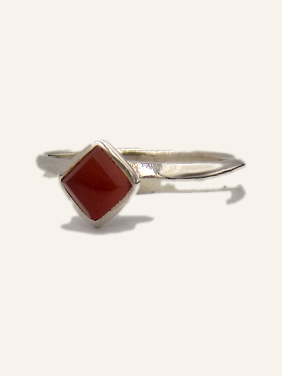 Ring with diamond-shaped carnelian