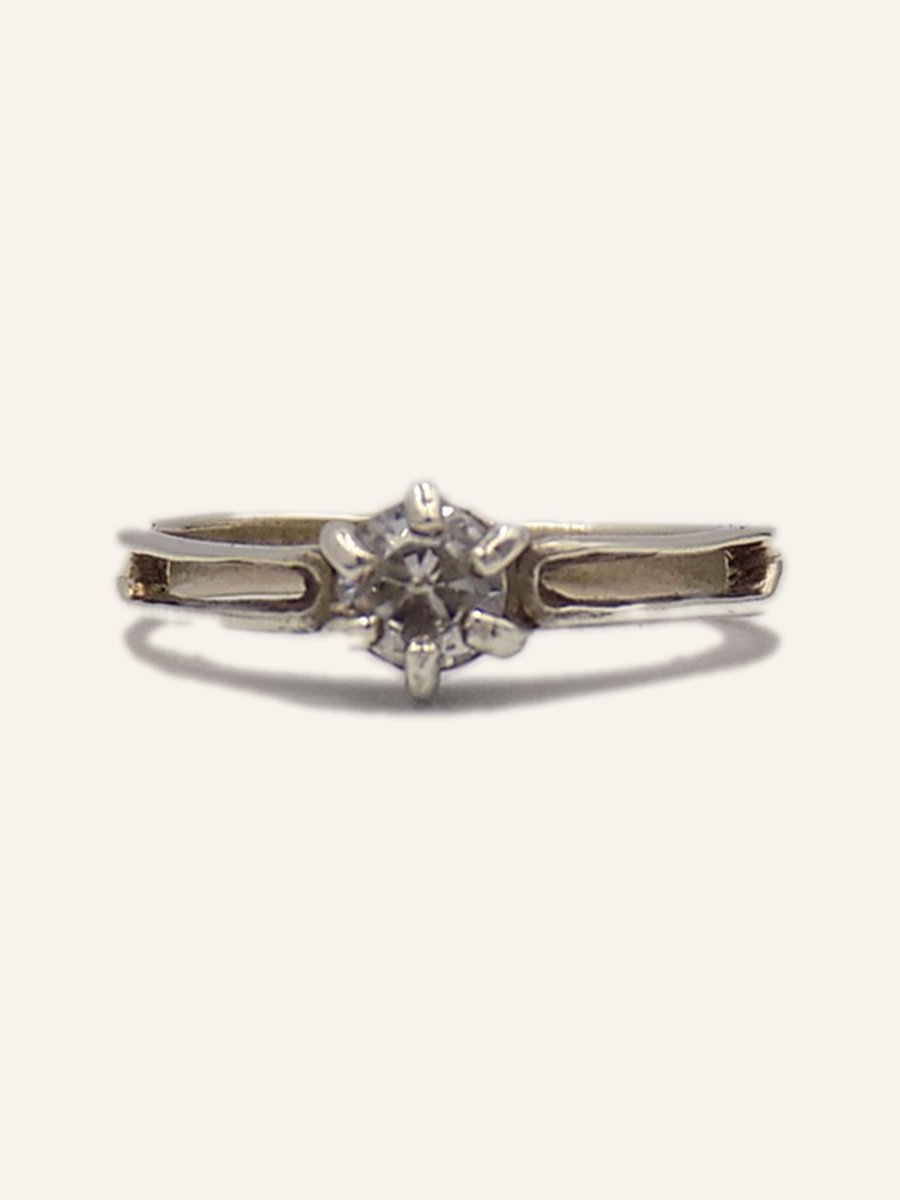 Solitaire ring with round cubic zirconia