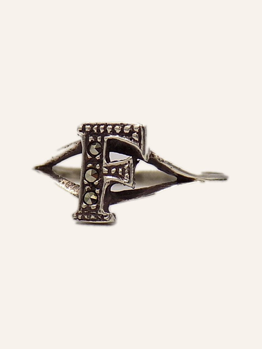 Bague initiale F pavée de marcassites