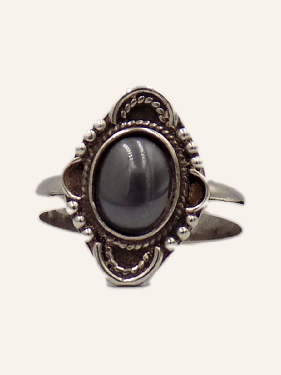Bague à cabochon gris et cadre ciselé
