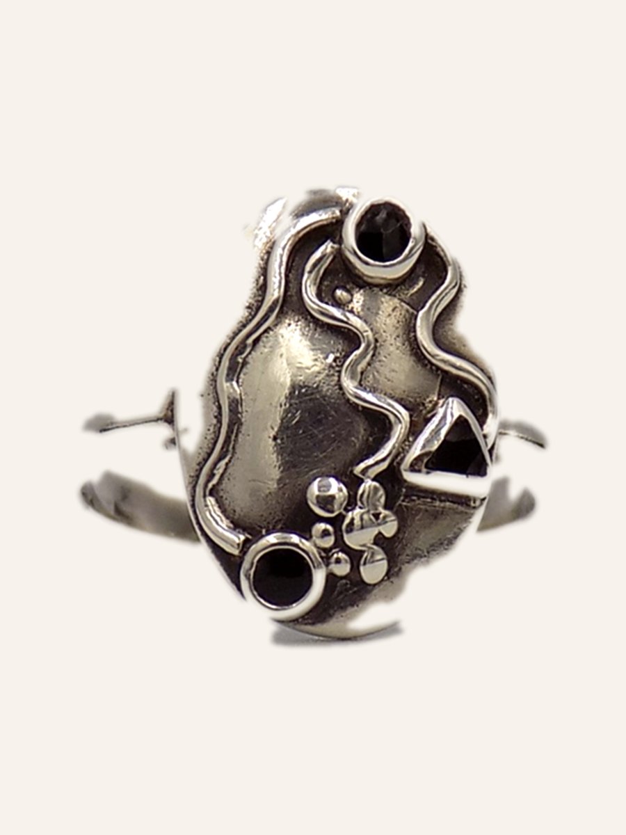 Bague ajourée à onyx et billes
