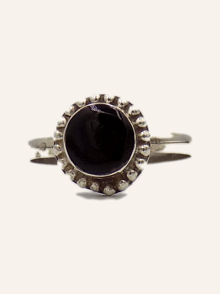 Bague à onyx rond et couronne de marcassites