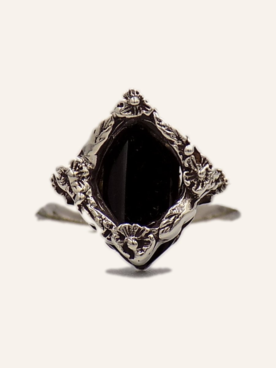 Bague losange à onyx et volutes