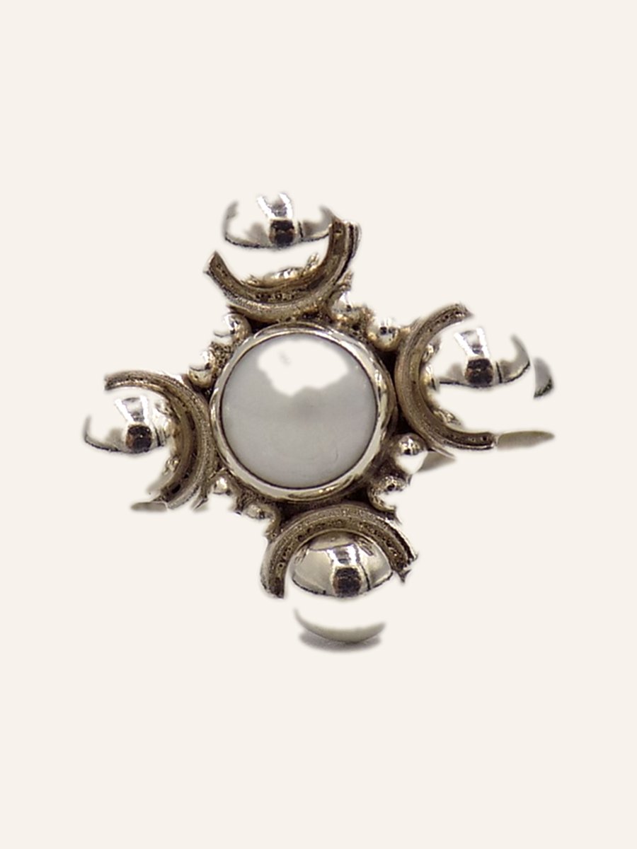 Ring with pearl and silver crescents