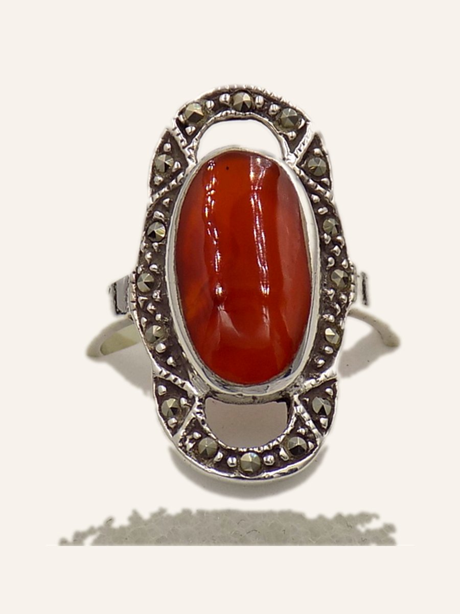 Bague ovale à cornaline et entourage ajouré